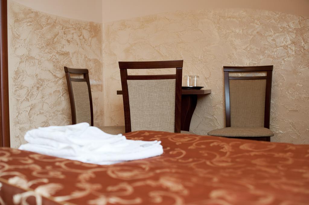 Hotel & Restauracja Okraglak Chęciny Extérieur photo